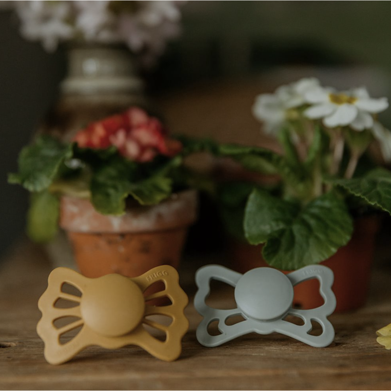 FRIGG Butterfly - Silicone ortodontinis čiulptukas - Slate 4 FRIGG Butterfly - Silicone ortodontinis čiulptukas - Slate 4