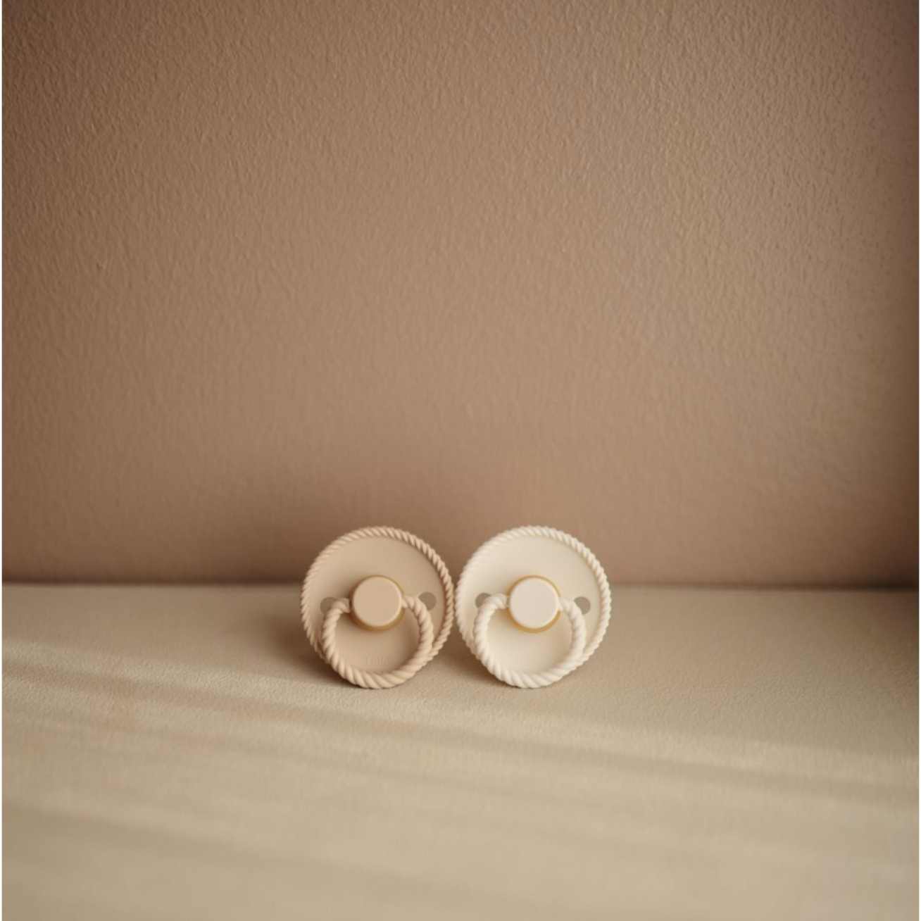FRIGG Rope - Round Latex 2-Pack čiulptukai - Cream/Croissant 1