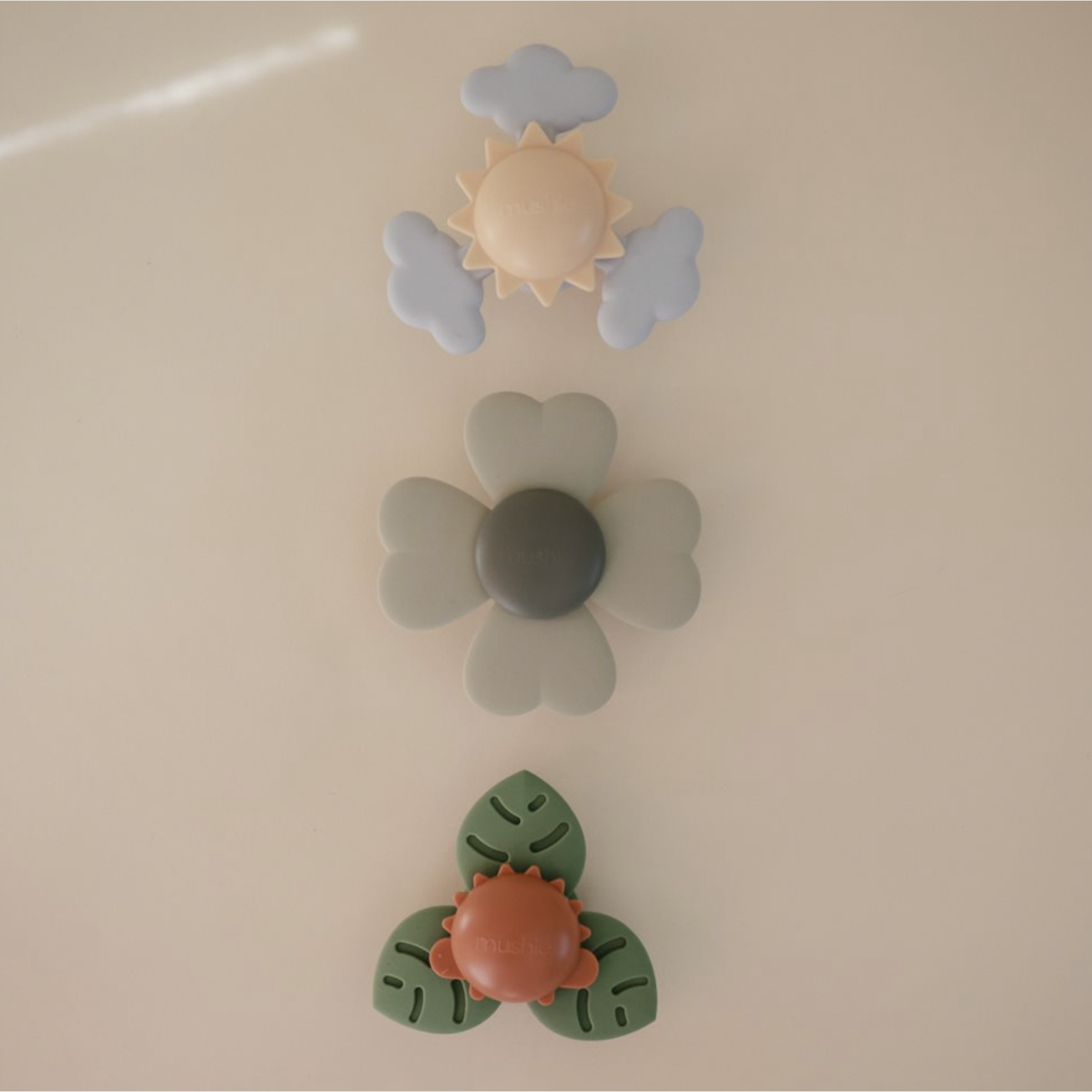 Mushie prilimpantis sukamasis žaislas (spinner) 2