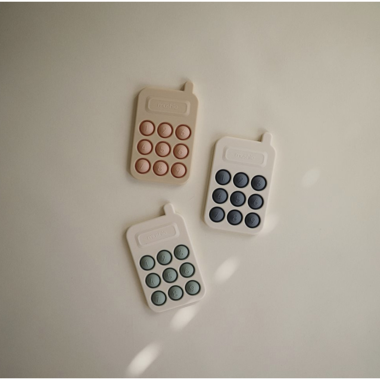 Mushie spaudžiamasis žaislas telefonas 3 Mushie spaudžiamasis žaislas telefonas 3